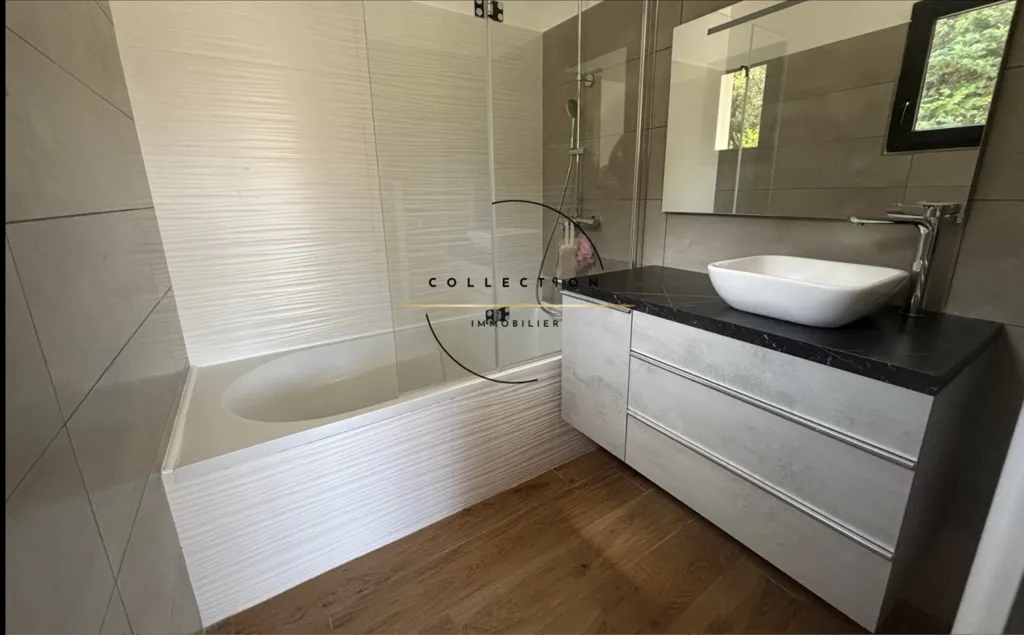 Salles de bain - Villa Contemporaine avec Vue Dégagée à Montpellier