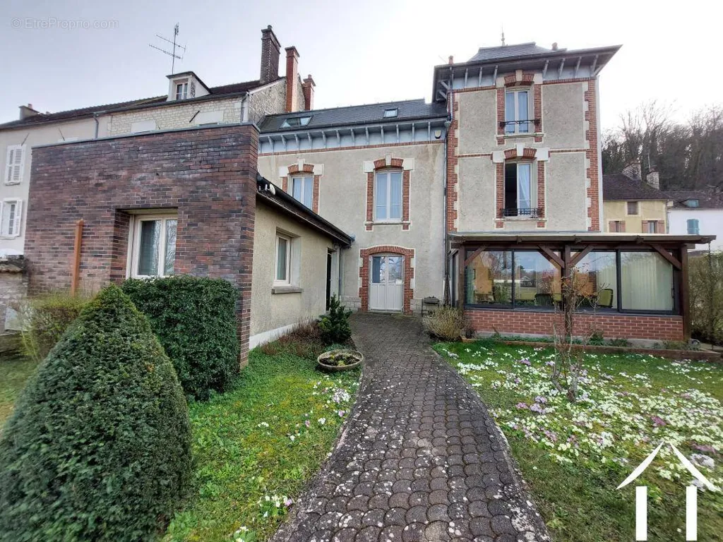 Extérieur - Maison de 5 Chambres au Centre de Tonnerre