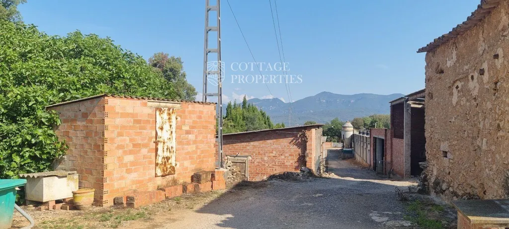 Aed - Historic Farmhouse with Renovation Potential in Serinyà