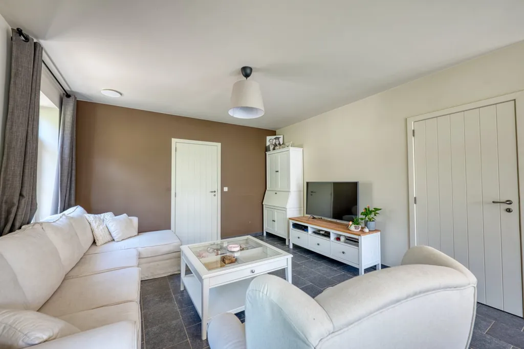 Elutuba - Semi-Open House with Garden near Centre
