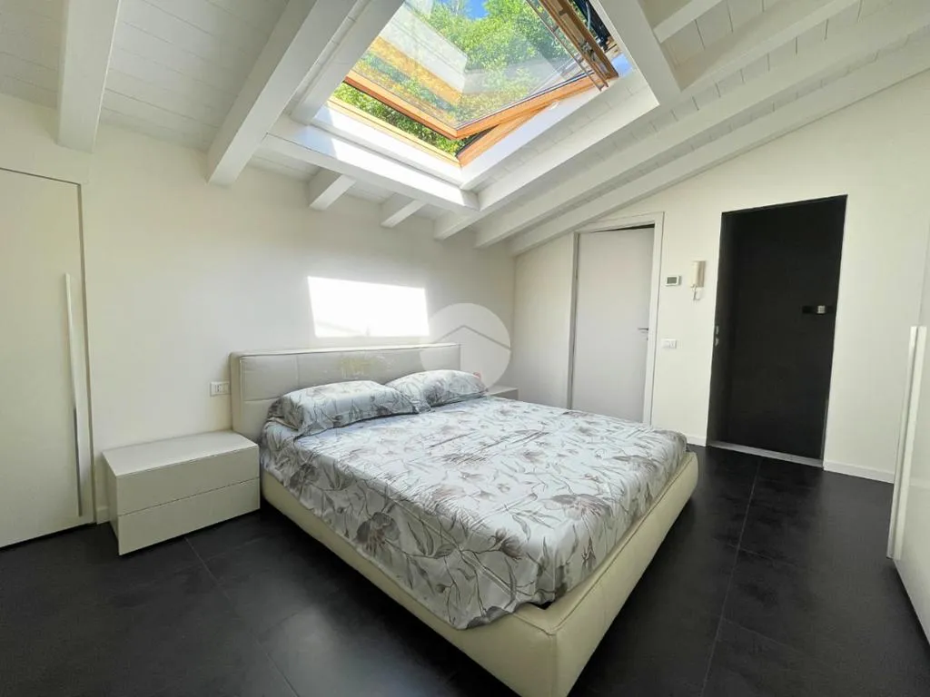 Chambres - Refined Two-Level Apartment with Lake View in Sarnico