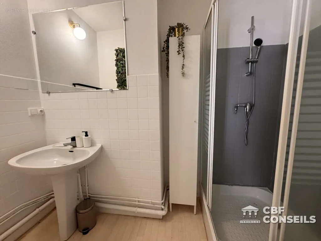 Salles de bain - Studio Meublé avec Ascenseur à Châtel-Guyon