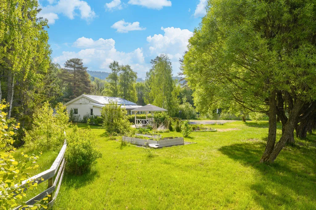 Aed - Charming Villa by the Stream in Björkom