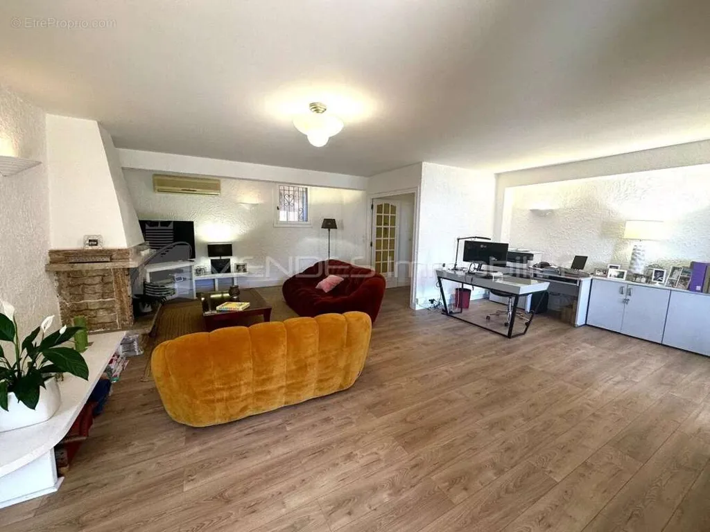 Elutuba - 4-Bed Apartment with Loggia in Èze