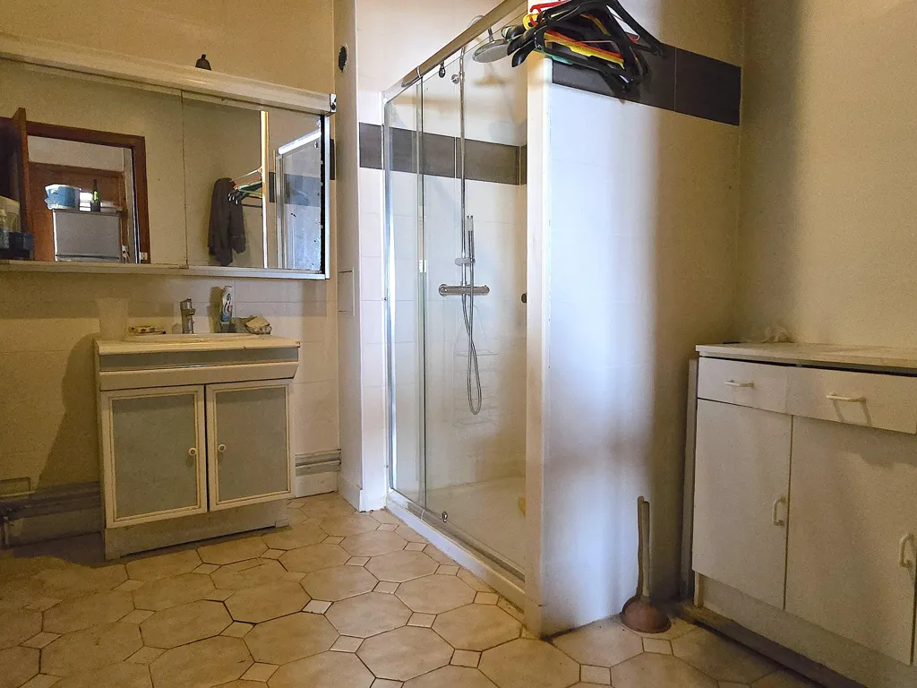 Salles de bain - Maison à Rénover avec Combles Aménageables dans un Village