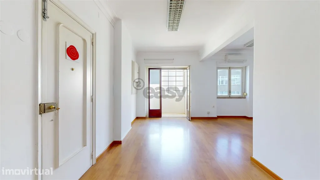 Esik - Modernised Office with Lift in Arroios, Lisbon
