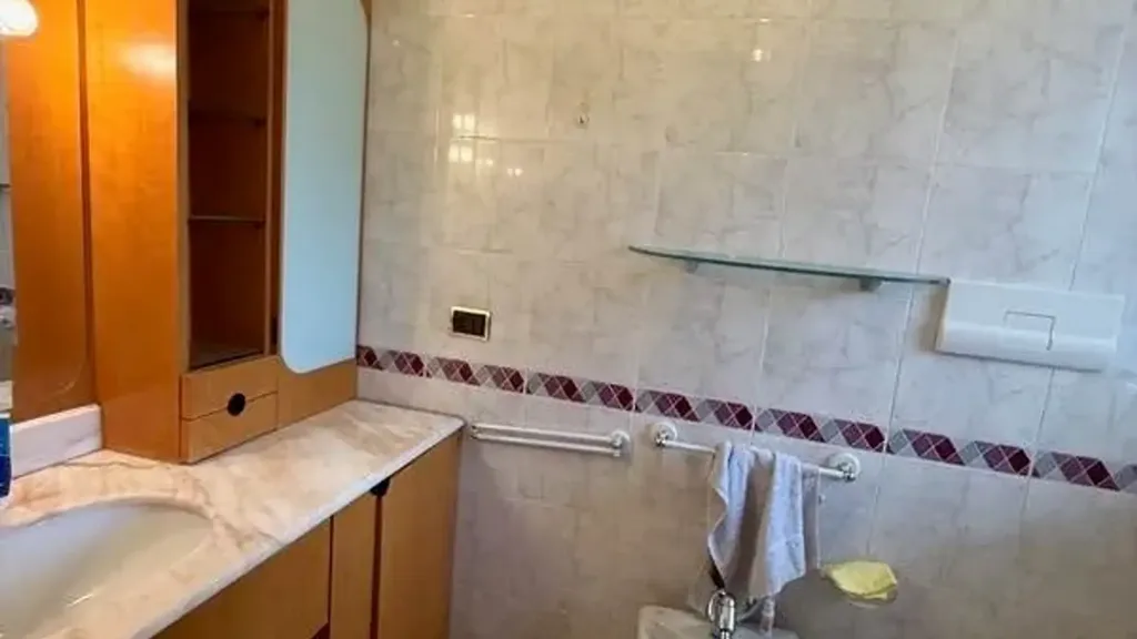 Bathrooms - Refurbished Trilocale with Central Location in Ostuni
