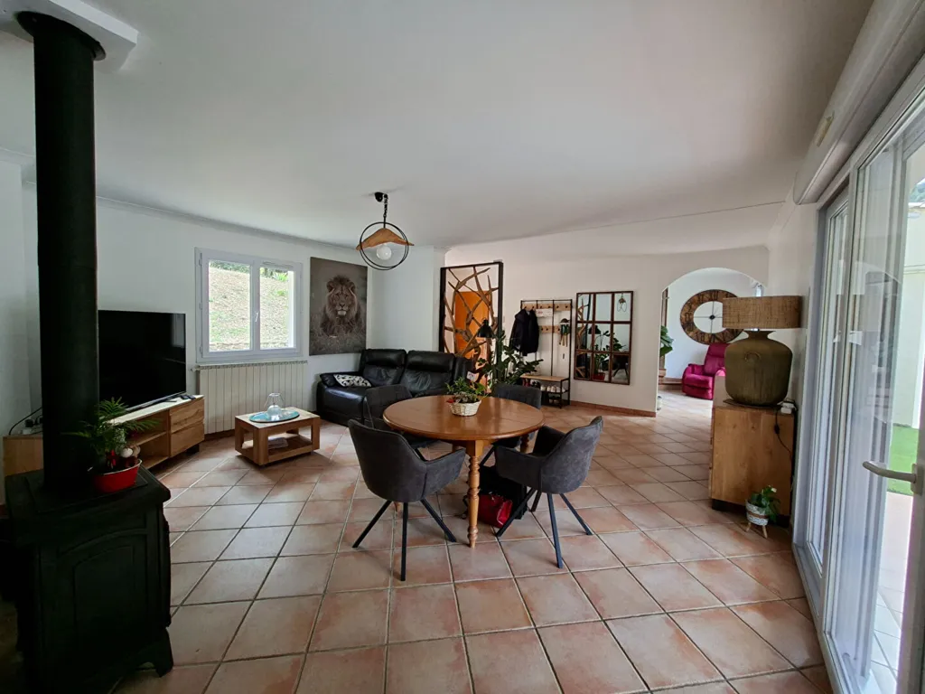 Salle à manger - Villa Contemporaine avec Vue Dégagée à Sénéchas