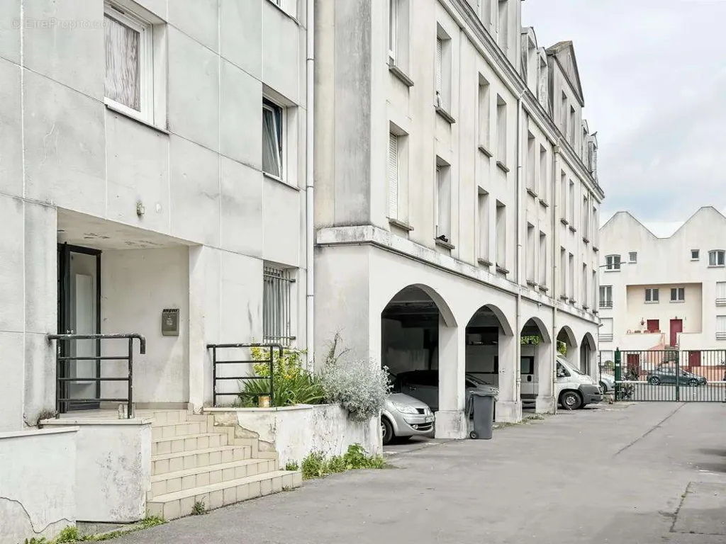 Välivaade - Studio with Pool in Cergy