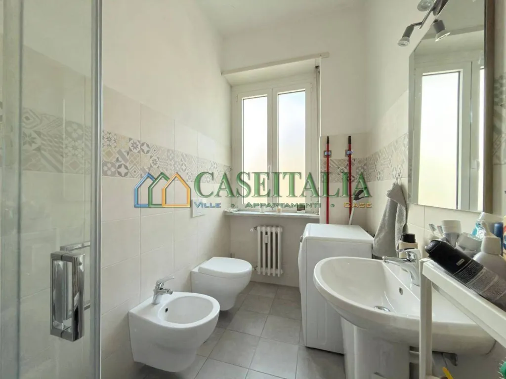 Salles de bain - Rustic-Style Flat with Balcony in Ivrea