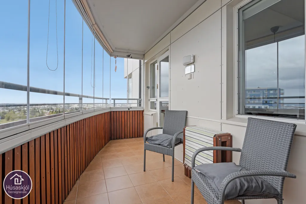 Balcon - Apartment with Panoramic Views in Kopavogur