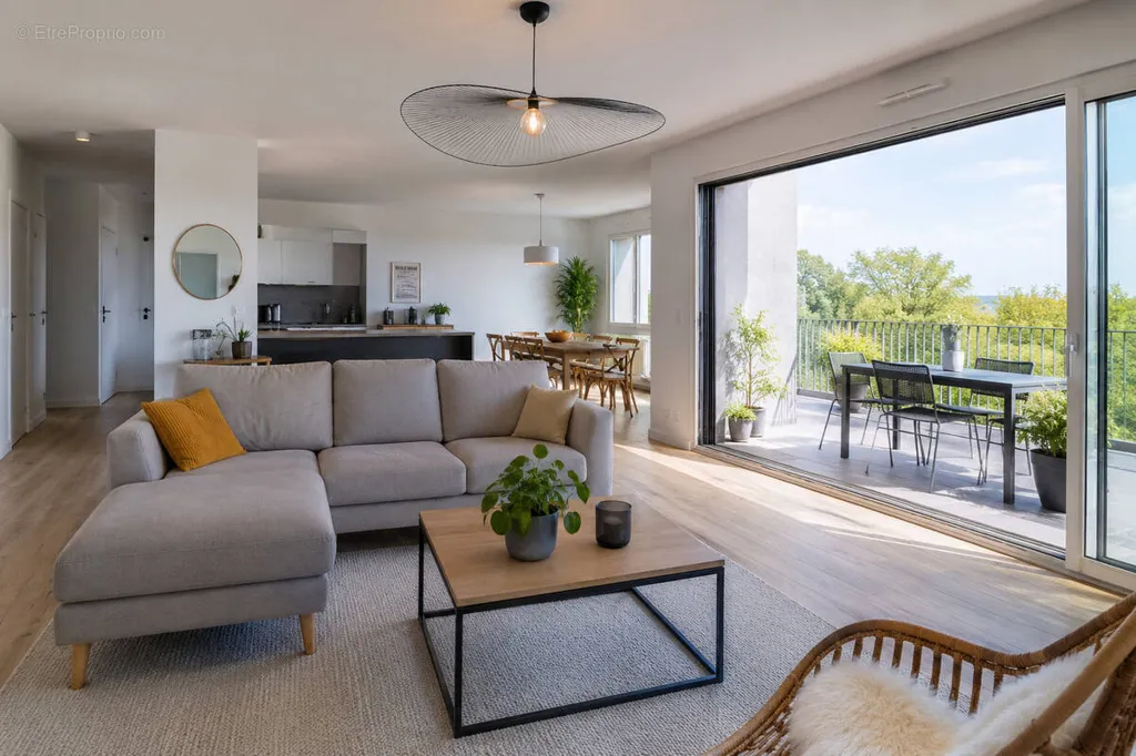 Soggiorno - 3-Bed Apartment with Balcony in Prestigious Residence