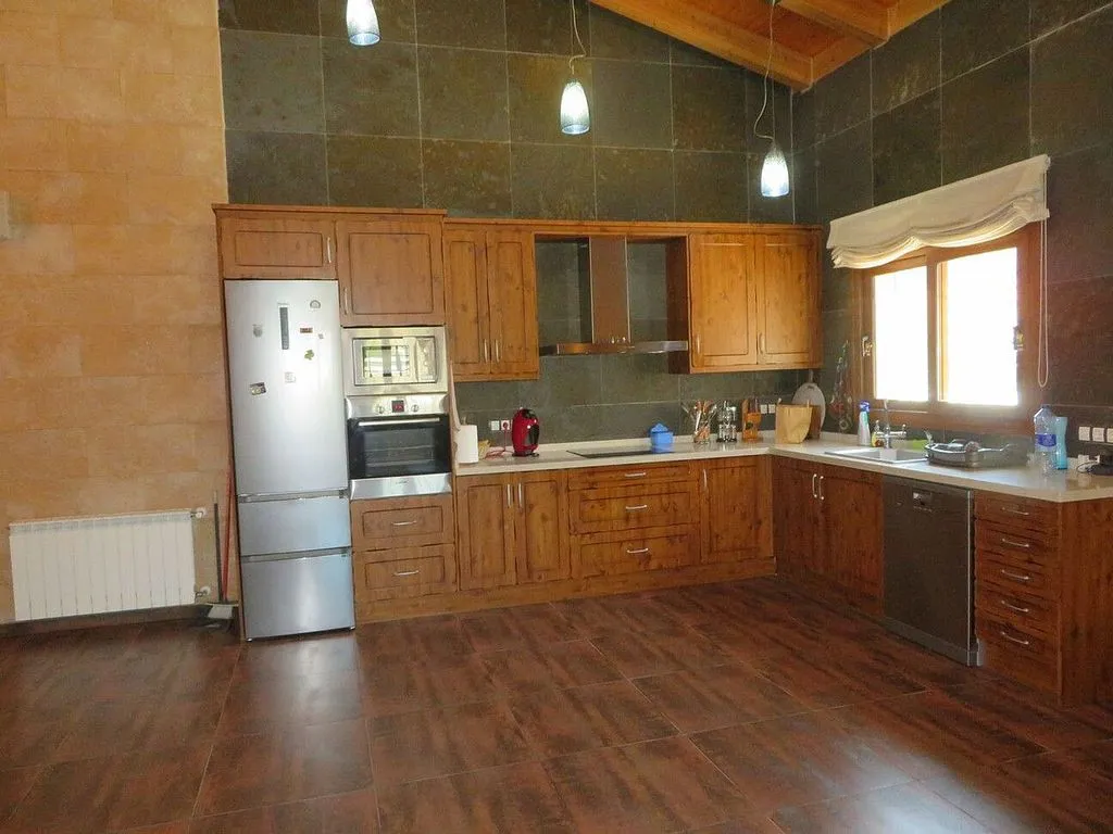 Köök - Rustic Chalet with Pool in Poblets