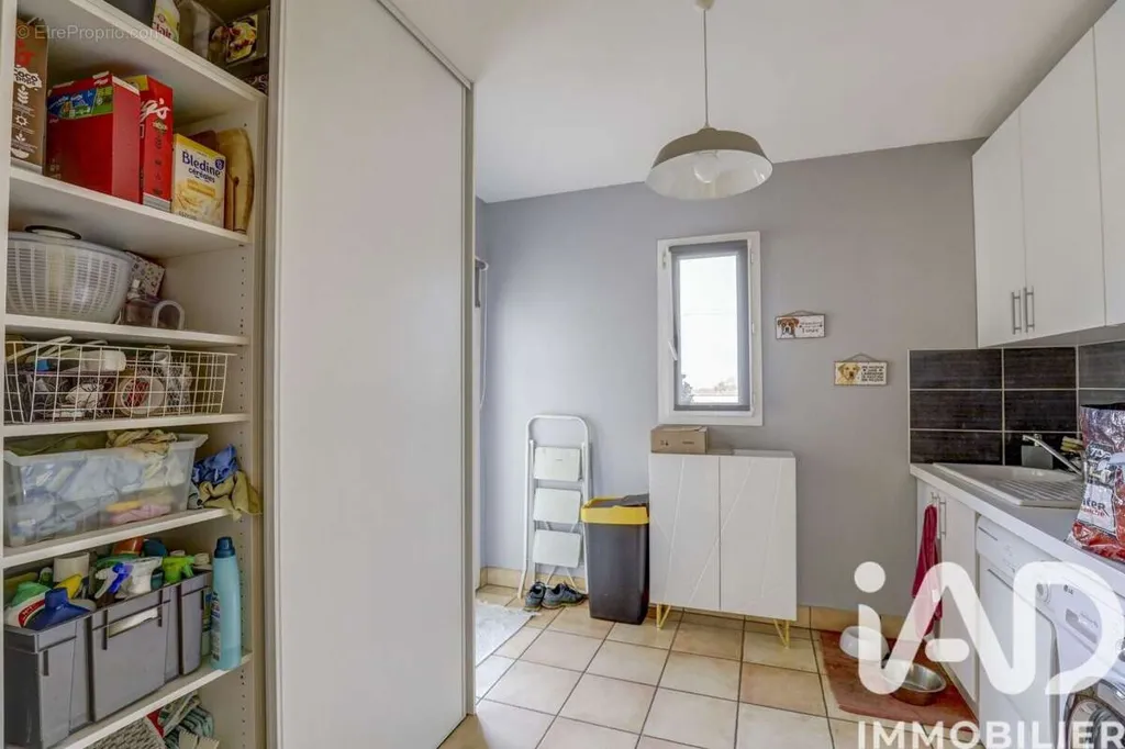 Buanderie - Maison avec Vue Imprenable et Piscine à Peyrole