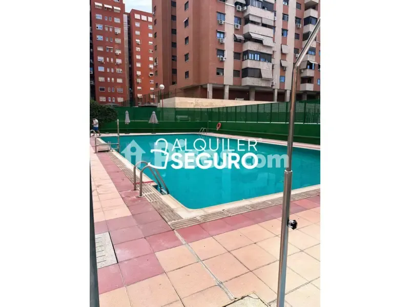 Piscina - Spacious Flat with Garden and Pool in Moratalaz