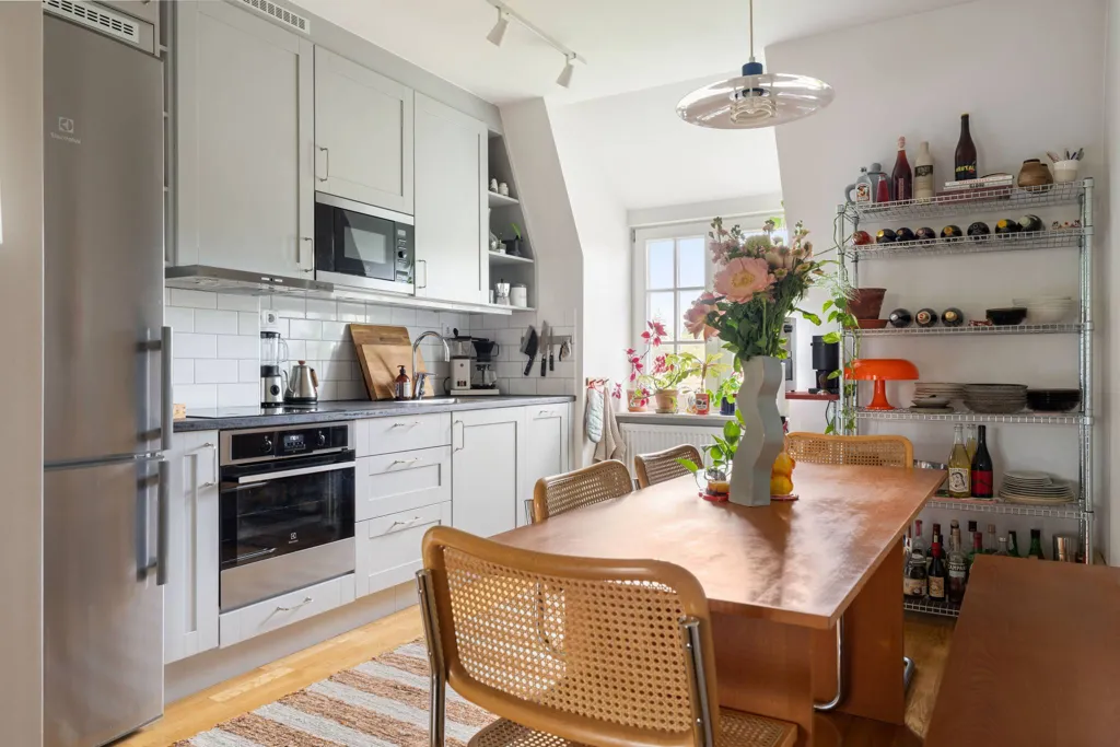 Cuisine - Charming Two-Bedroom Apartment with Fireplace in Enskede