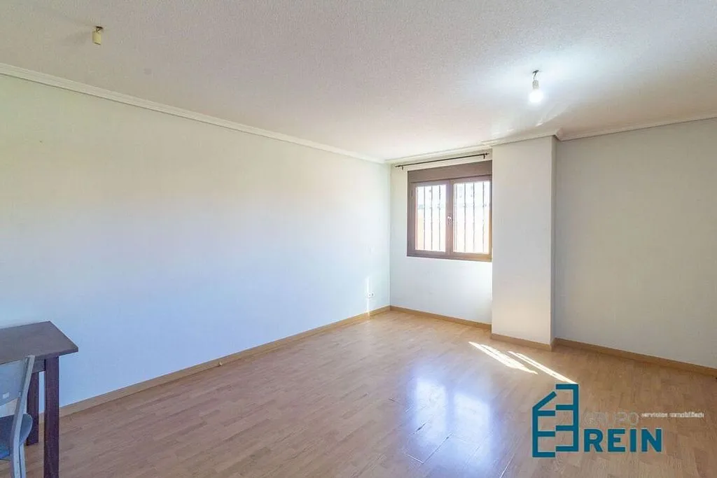 Rooms - 3-Bedroom Apartment with Garage in Recas