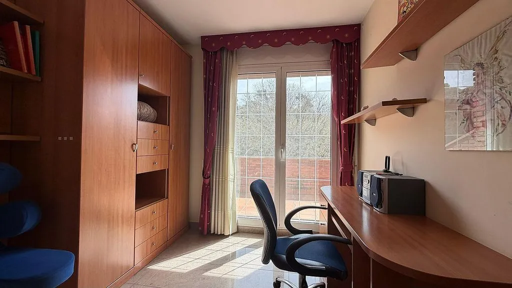 Bureau - Chalet with Pool in Vallromanes