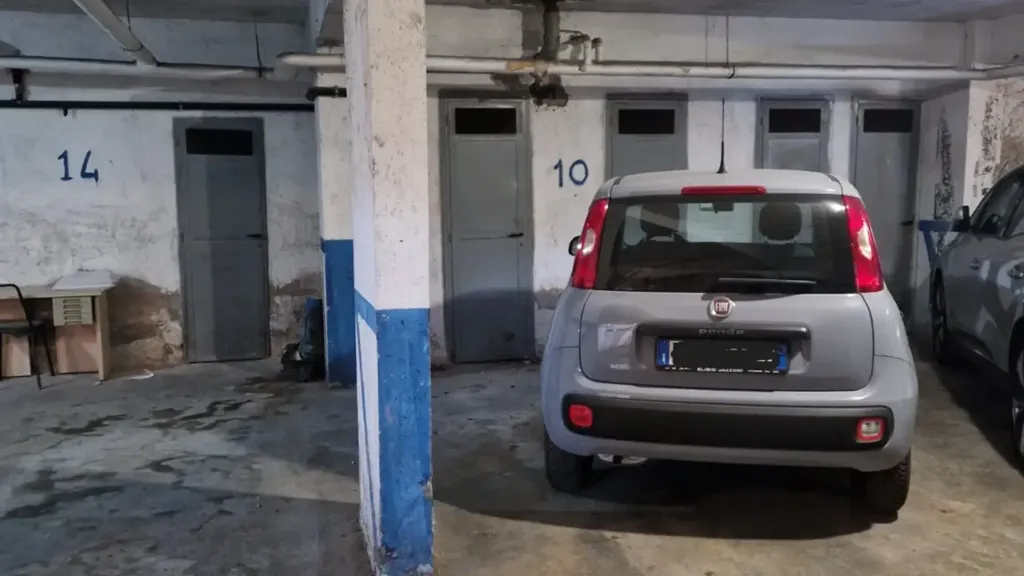 Garage - Panoramic Trilocale with Balcony in Grottaferrata
