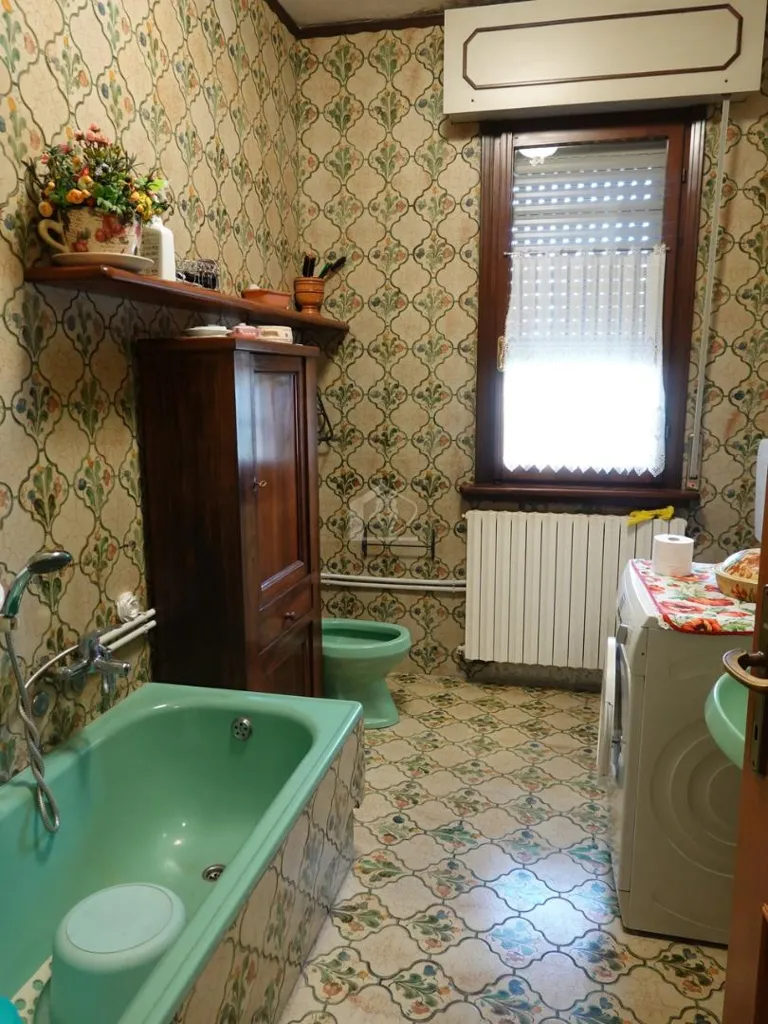 Salles de bain - Spacious Apartment with Balconies in Suzzara