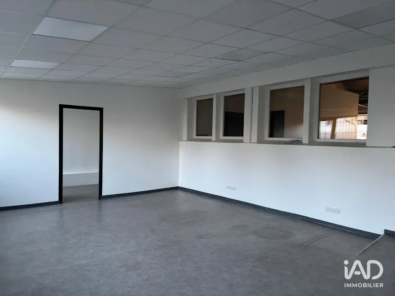 Toad - Warehouse with High Ceilings in Le Mesnil-Saint-Denis