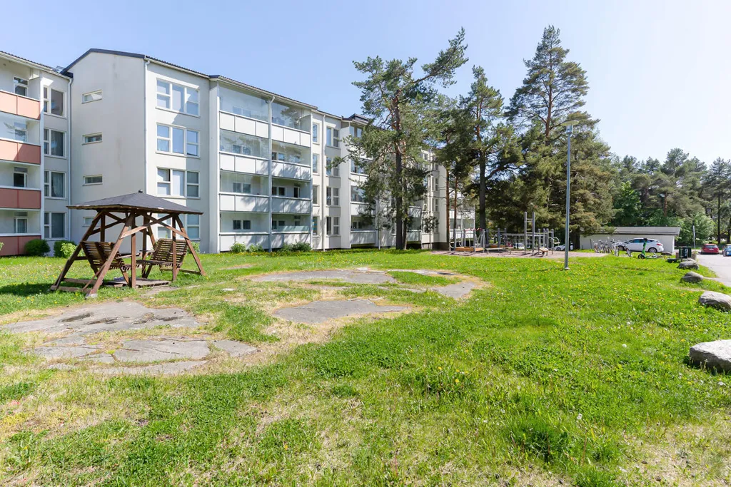 Garden - Compact Triplex with Balcony in Roihuvuori, Helsinki