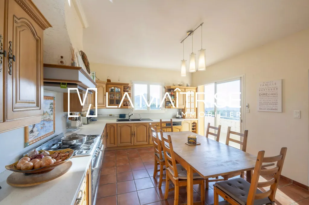 Kitchen - Villa with Sea View in Marseille-9th