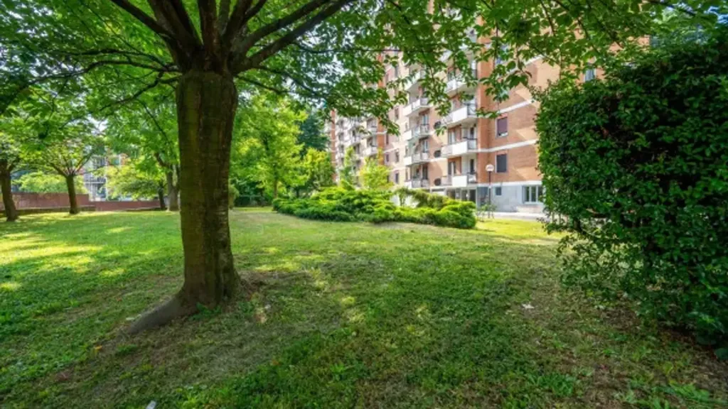 Giardino - Bright Trilocale with Balcony in Gallaratese, Milan