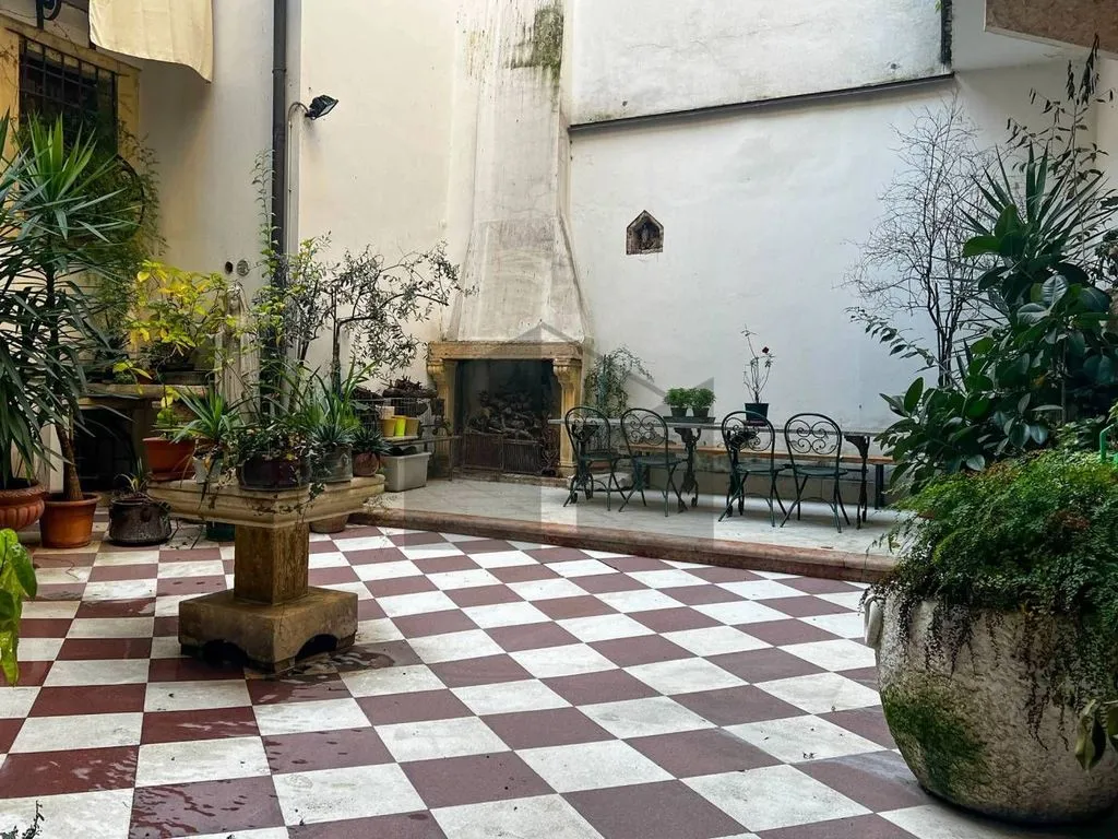 Aed - Historic Villa with Private Courtyard in Verona