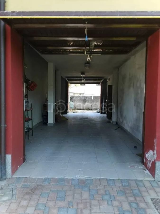 Garage - Rustic Villa with Garden in Pocapaglia