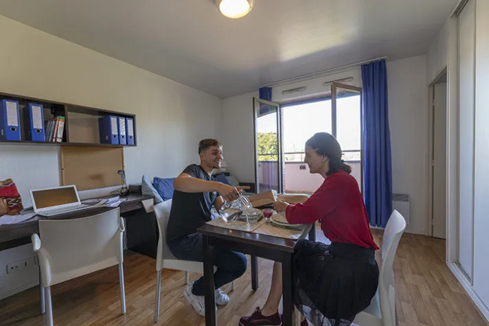 Salle à manger - Studio Meublé à Proximité du RER A à Rueil-Malmaison