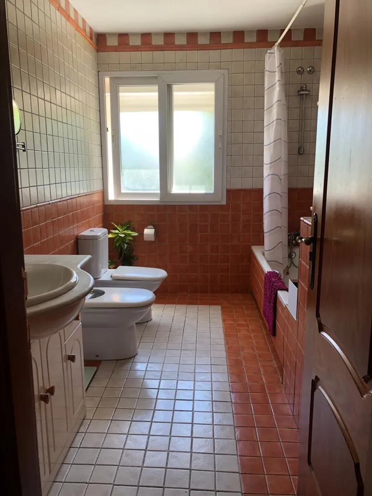 Bathrooms - Spacious Corner Flat with Terrace in Huelin