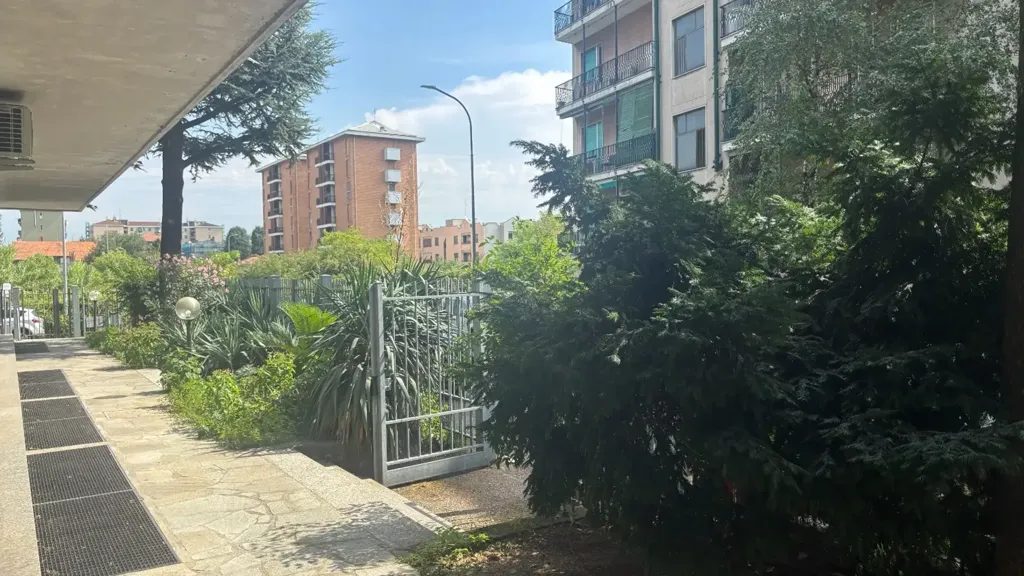 Giardino - Appartamento ristrutturato con balcone a Monza