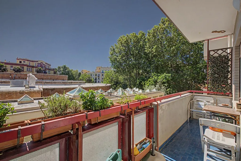 Rõdu - Triplex with Balcony in Ostia, Rome