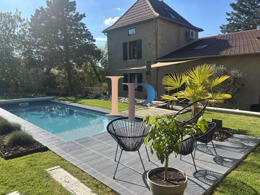 Piscine - Maison en Pierre Rénovée avec Piscine près de Charlieu