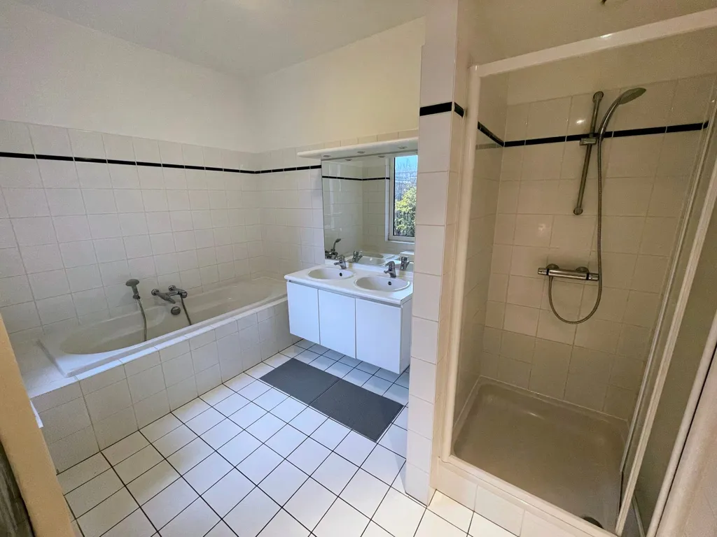 Salles de bain - Appartement Élégant avec Terrasse dans le Quartier des Ambassades