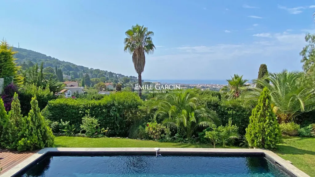 Piscine - Maison Contemporaine avec Vue Mer à Cannes