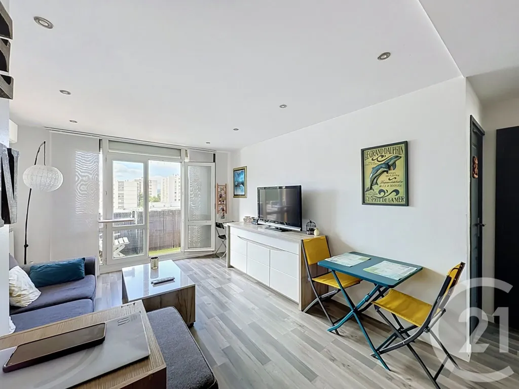 Elutuba - 3-Bed Apartment with Balcony in Corbas