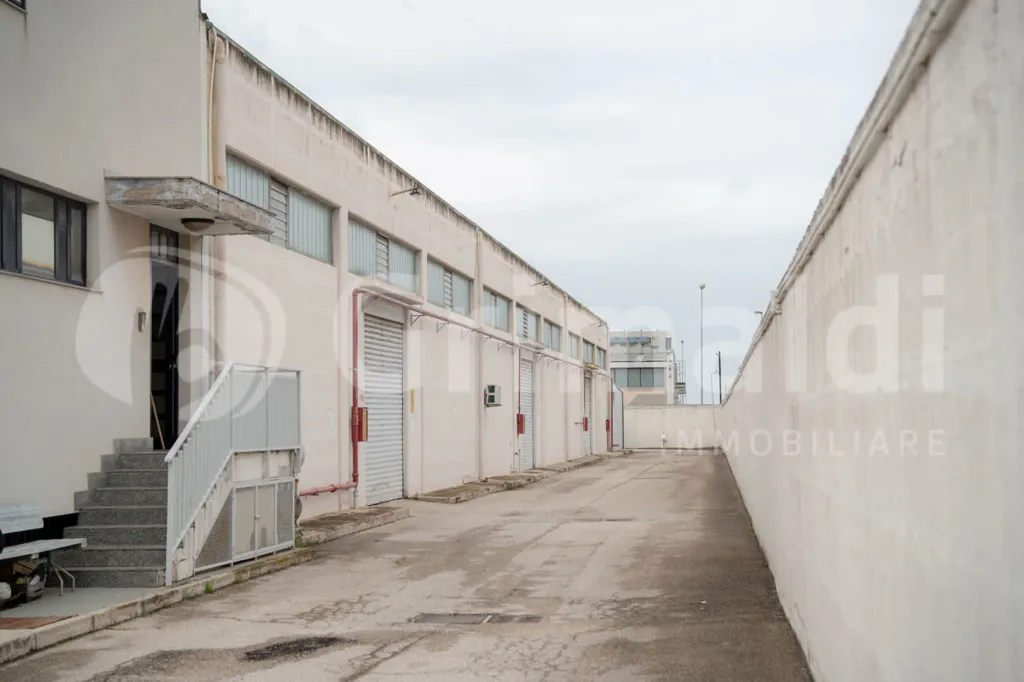 Välivaade - Warehouse with Office Space in Barletta