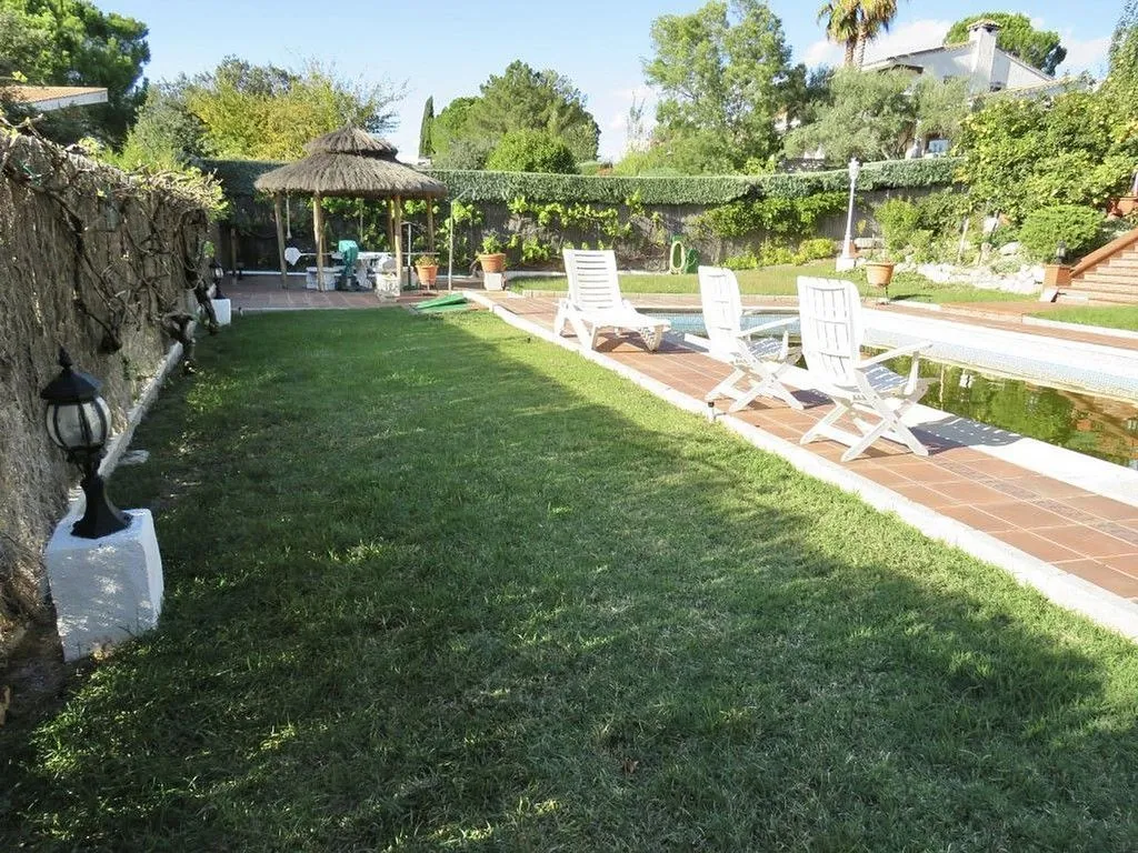 Piscine - Luxury House with South-Facing Views in Algete