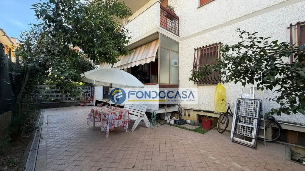 Terrace - Ground Floor Apartment with Private Courtyard in Massa
