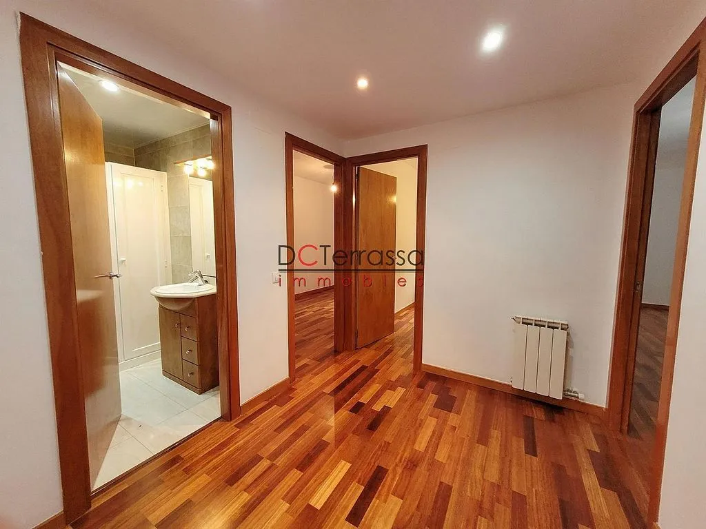 Hallway - Apartment with Balcony in Vallparadís, Terrassa