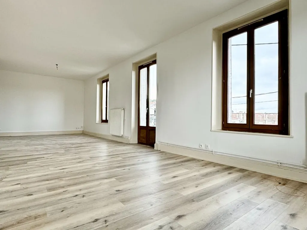 Rooms - 1930s Apartment with Balcony in Pont-Saint-Vincent