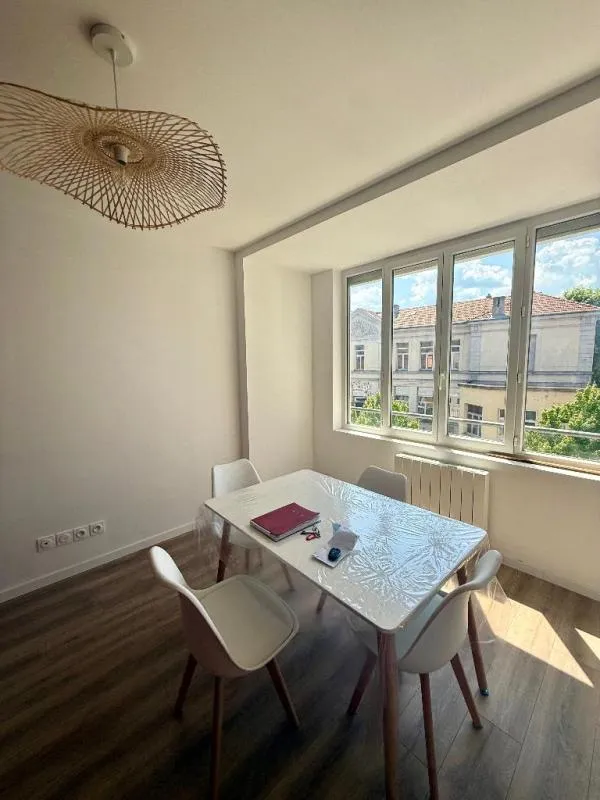 Söögituba - Renovated T2 with Terracotta Walls in Nice