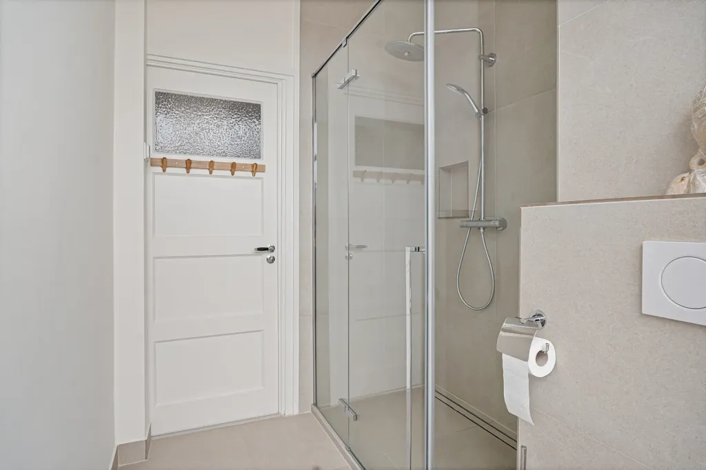 Bathrooms - 4-room apartment in 's-gravenhage