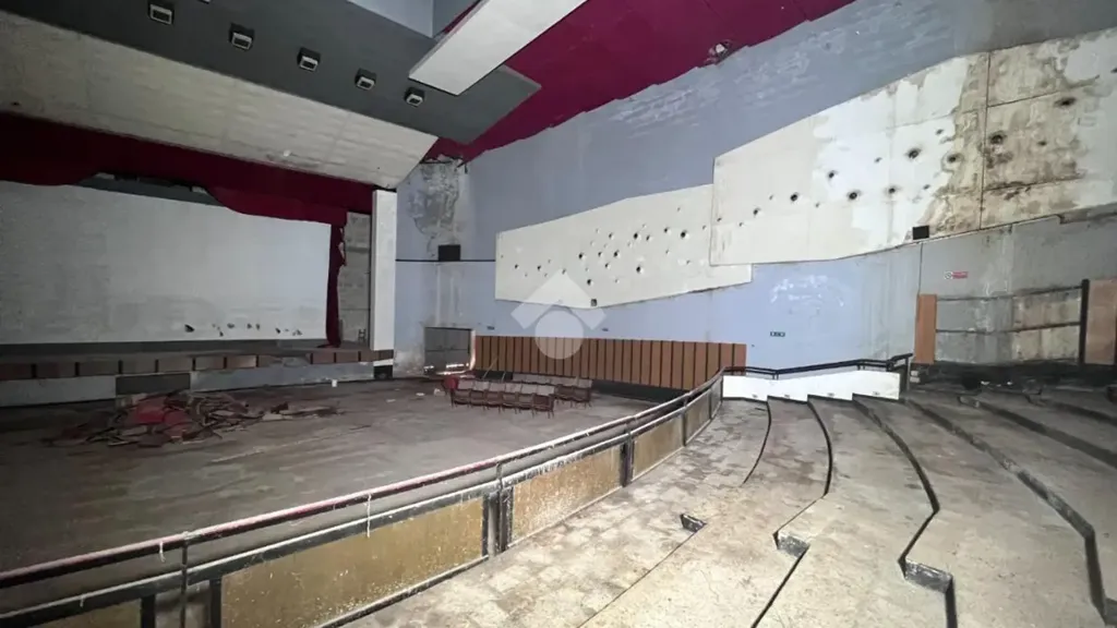 Pièces - Former Cinema with Dual Access in Mesagne