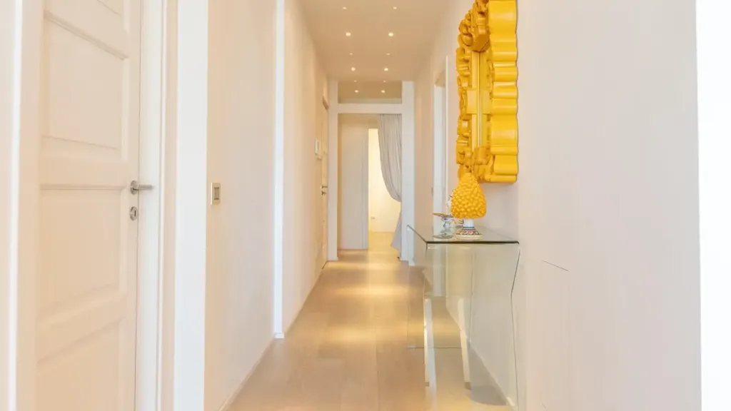 Hallway - Seafront Apartment with Balcony in Viareggio