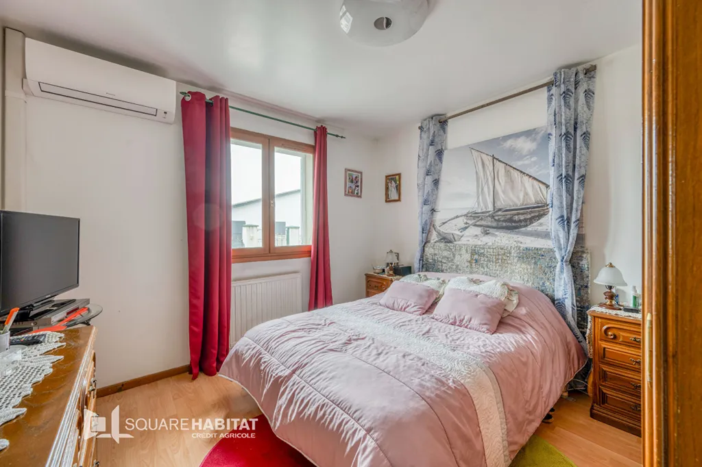 Bedrooms - Detached House with Studios in Carbon-Blanc