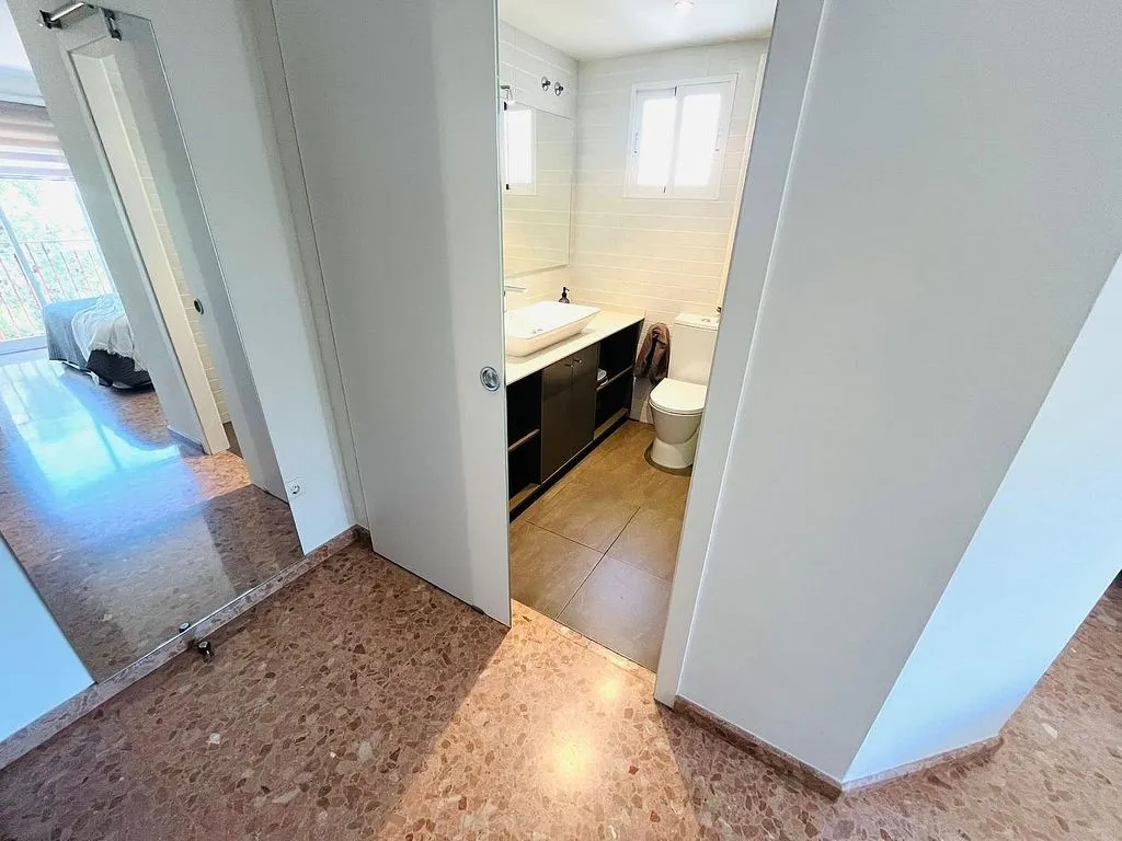 Bathrooms - Student-Friendly Flat with Balcony in Moncada