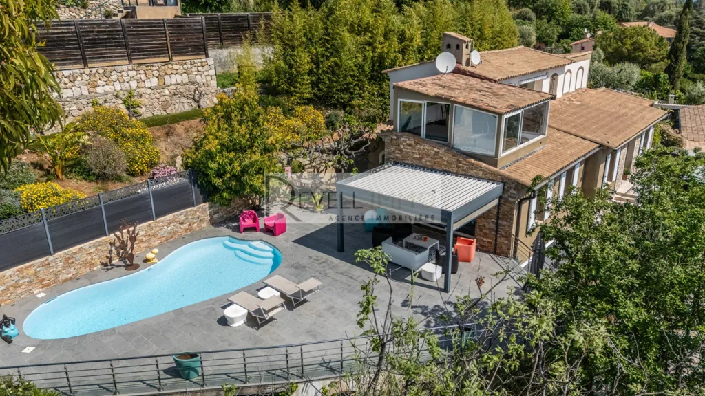 Vue aérienne - Maison de Maître avec Piscine et Vue Panoramique à Antibes